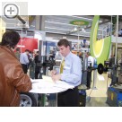 Messeimpressionen von der Automechanika 2004 Teil 2. Daniel Ptsch (rechts), Vertiebsmann bei Beissbarth, war mit den Verkaufsabschlssen auf der Messe sehr zufrieden.  