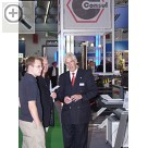 Messeimpressionen von der Automechanika 2004 Teil 3. Walter Nippel (re.) Geschftsfhrer der Consul GmbH Werkstattausrstungen.   