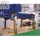 Messeimpressionen von der Automechanika 2004 Teil 3. hetra, ein Unternehmen der MAHA Group, kann bis zu 12 Hubsulen miteinander verbinden.  