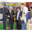 Messeimpressionen von der Automechanika 2004 Teil 3. Hermann Lmmen (li.), Geschftsfhrer von lmatic, mit Kunden an der lversorgungs-Sule.  