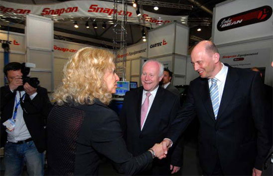 Judith Huppert, Leiterin Marketing & Communication von Snap-on Equipment begrüßt Bundesverkehrsminister Wolfgang Tiefensee und Prof. Dr. Georg Milbradt, Ministerpräsident von Sachsen.