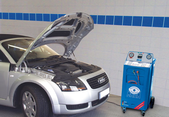 MAHA-Klima-Servicegerät MAC 2000 zum vollautomatischen Service von Fahrzeug-Klimaanlagen.