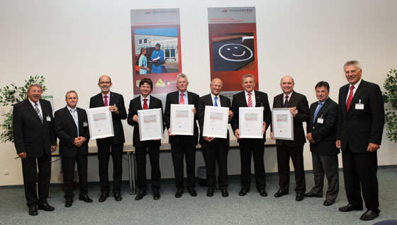 STAHLGRUBER High Performance Club der Lieferanten, v. re. n. li. Bernhard Strauch (STAHLGRUBER, Geschäftsführer), Martin Ludmann (Eberspächer), Norbert Neuhaus (NGK), Lutz Sattler (Schaeffler Automotive), Gerald Forster (Eberspächer), Manfred Filko (ZF Trading), Peter Wagner (Continental Teves), Frank Gallingowski und Ulrich Schnieder (Hella KgaA), Reinhold Fuchs (STAHLGRUBER, Leiter Materialwirtschaft)